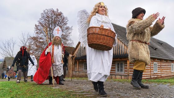 Mikuláš už jde a smrtka si nepřestává brousit kosu. Takový je svátek na české vesnici