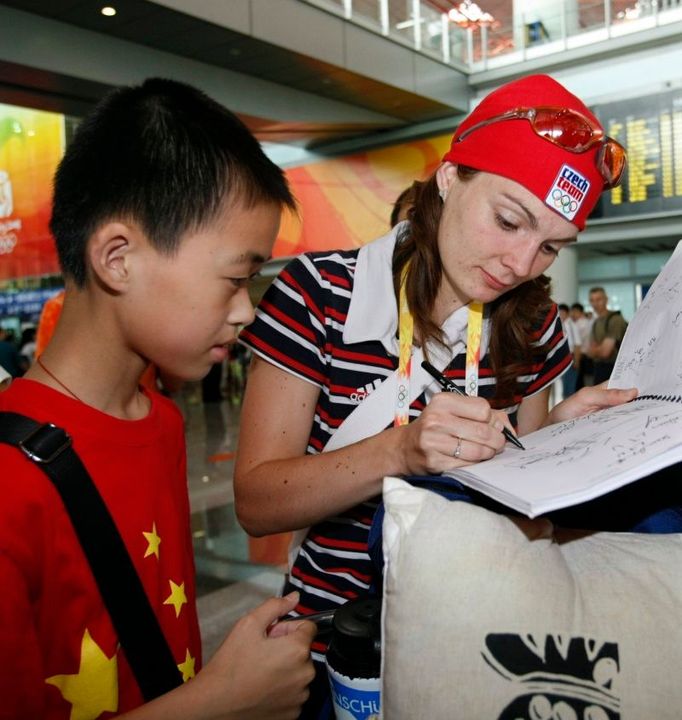 Momentka z Pekingu: Kateřina Emmons se na ulici podepisuje fanouškům.