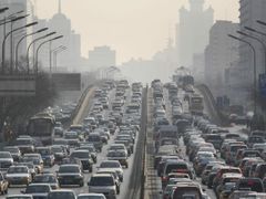 Dopravu řešili v Pekingu různě. Rozdělením aut na liché a sudé dny nebo i daní uvalenou na velké vozy.