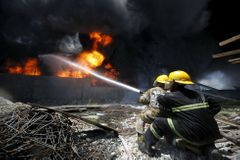 Při požáru továrny na pantofle zemřelo 72 lidí