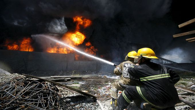 Hasiči bojovali s ohněm několik hodin. Továrnu zahalil hustý dým.