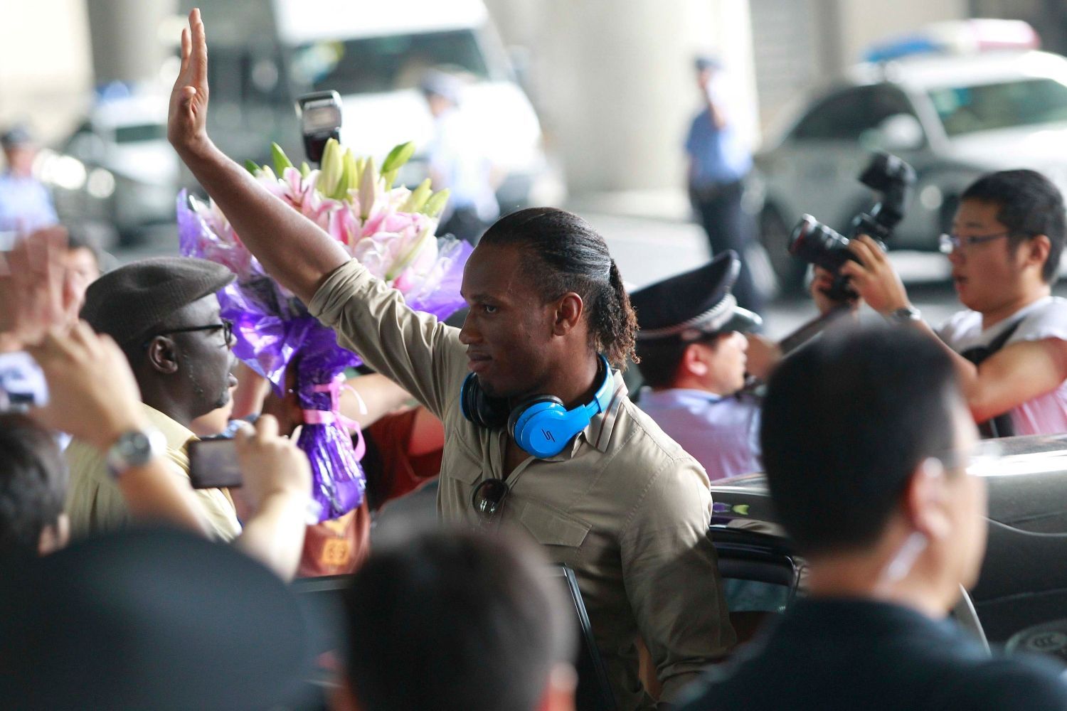 Fotbalista Didier Drogba z Pobřeží Slonoviny je vítán fanoušky při příletu do nového působiště Šanghaj Šenhuja.