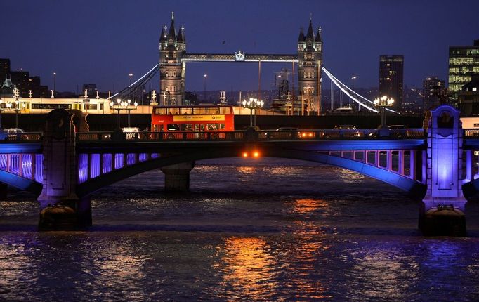 Londýnský most (s autobusem), na němž došlo k incidentu. V pozadí Tower Bridge.