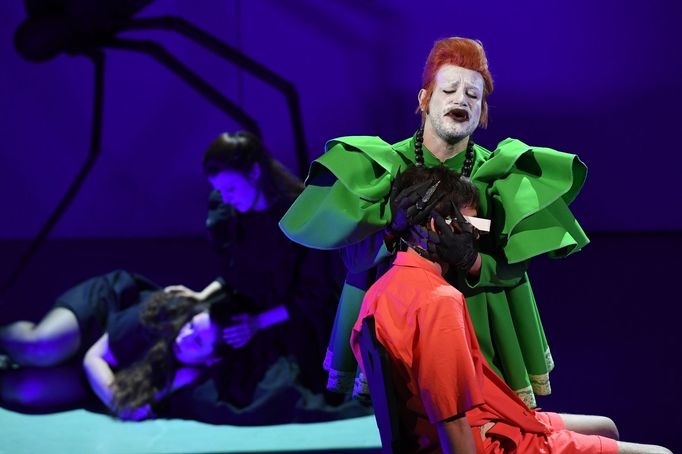 Anna Moriová jako Jeníček, Kristýna Kůstková coby Mařenka, Luis Carlos Hernández Luque v roli ježibaby a Richard Janča jako Jeníček.