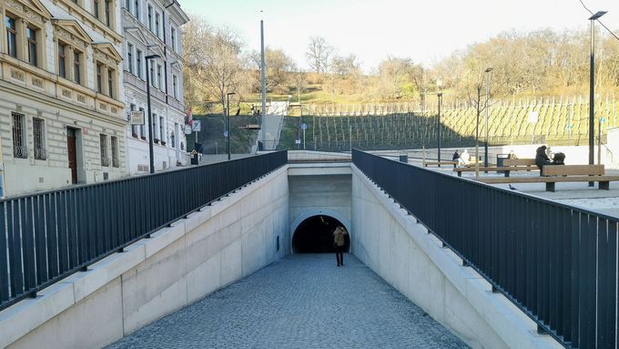 Vchod do Žižkovského tunelu pro pěší z Tachovského náměstí na Praze 3. 18. 12. 2023
