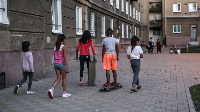 Mohutné činžáky v mostecké čtvrti zvané Stovky jsou dlouhodobě považovány za jednu z nejproblematičtějších částí města. Přitom jsou jen malý kousek od samotného centra Mostu. Archivní foto.