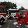 Nehoda autobusu, kamionu a osobního auta