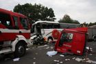 Autobus se srazil s kamionem, 1 mrtvý a 22 zraněných