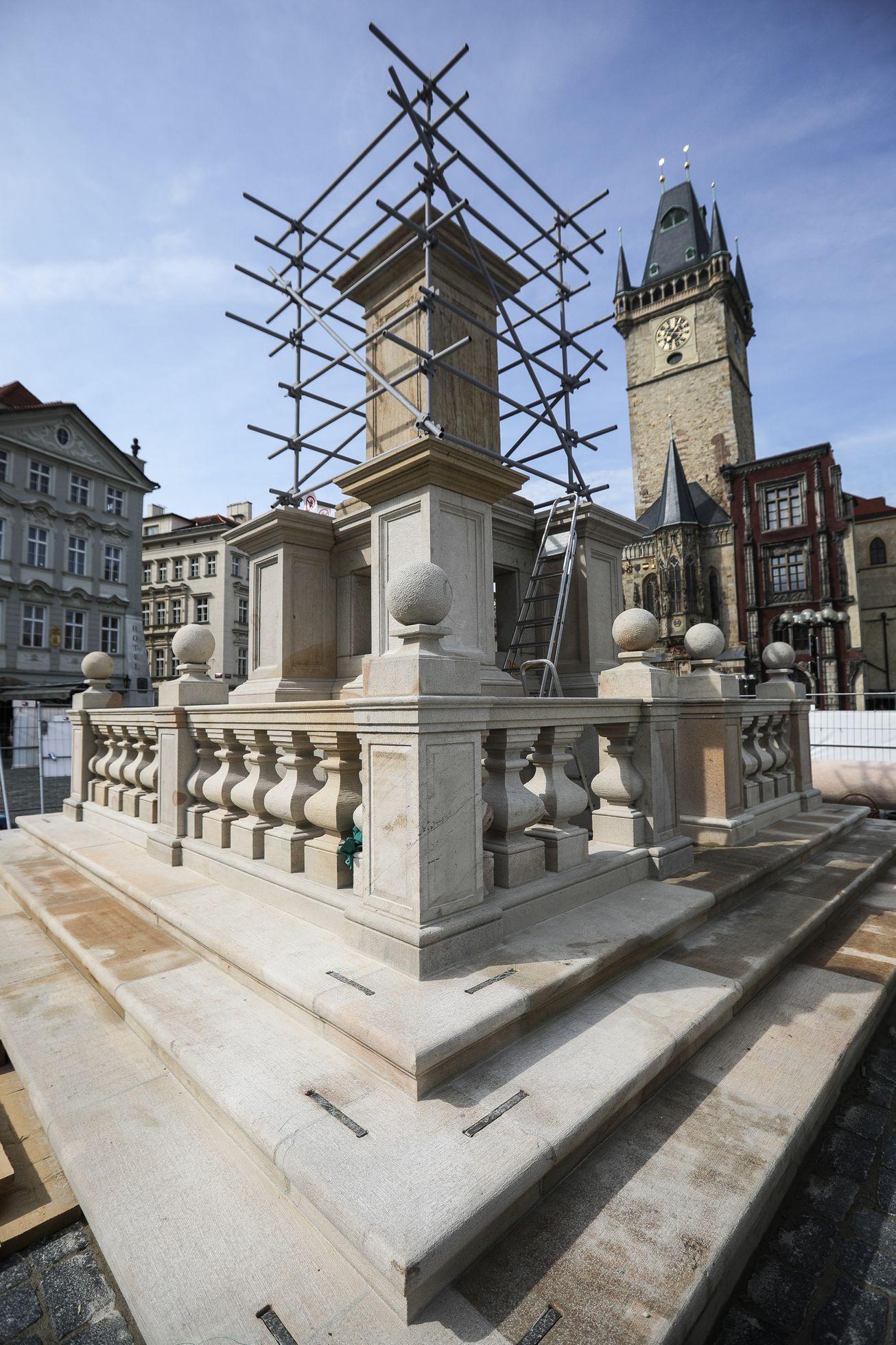Stavba Mariánský sloup, Staroměstské náměstí, sochař Petr Váňa