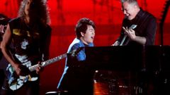 Podívejte se na vystoupení Lang Langa s kapelou Metallica při letošních Grammy.