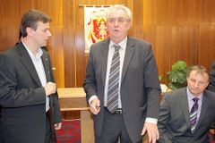 Už vím, proč padám ze schodů, oznámil Zeman