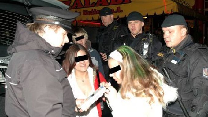 Policisté kontrolují před diskotékou ve Dvoře Králové požití alkoholu u mladistvých.