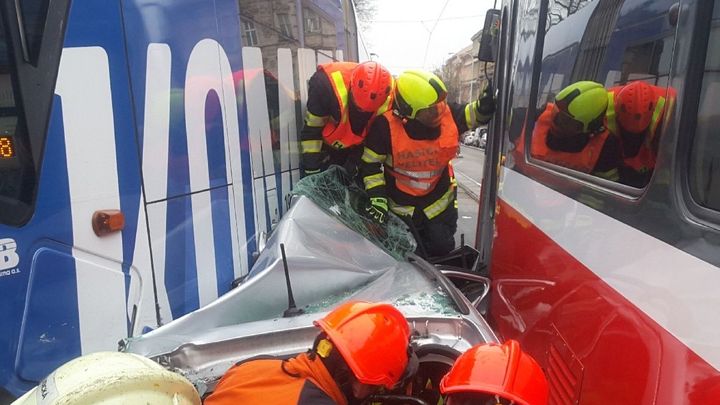 V Brně dvě tramvaje mezi sebou skříply osobní vůz, řidič v něm zůstal zaklíněný
