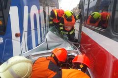 V Brně dvě tramvaje mezi sebou skříply osobní vůz, řidič v něm zůstal zaklíněný
