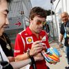 Španělský pilot F1 Fernando Alonso rozdává autogramy při kvalifikaci na VC Japonska 2012 v Suzuce