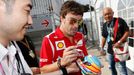 Španělský pilot F1 Fernando Alonso rozdává autogramy při kvalifikaci na VC Japonska 2012 v Suzuce.