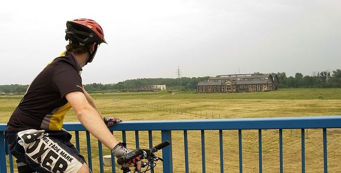 Takový je pohled z Frýdlantských mostů. Jediným zbytkem staré Karoliny je průmyslová hala vzadu za zelenou plochou, velkou jako několik Václavských náměstí. Hala zůstane a bude součástí Nové Karoliny.