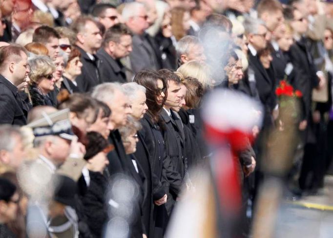 V prvních řadě mezi hosty pietního aktu je prezidentův bratr Jaroslaw a dcera Marta.