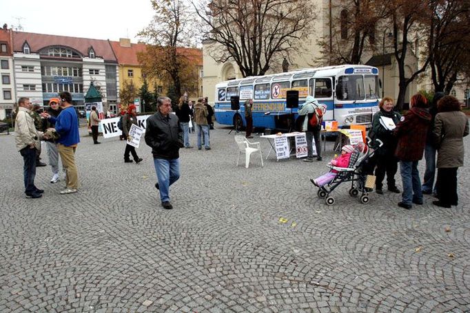 Dvě desítky příbramáků si navzdory zimě a mrholení vyslechlo projevy o manipulaci s informacemi od státu i médií