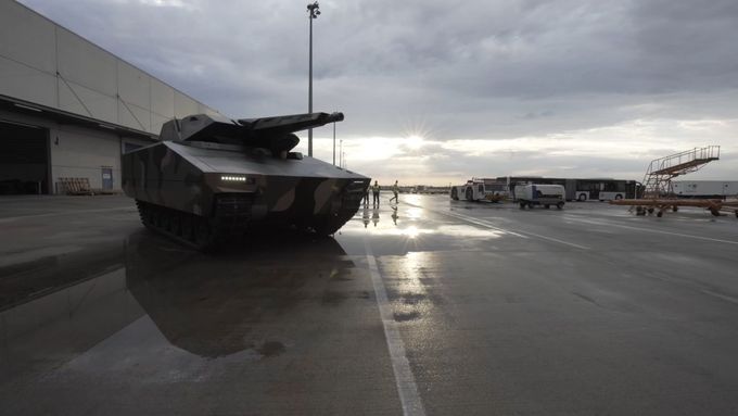 Česká armáda vybírá nové bojové vozidlo pěchoty. Jednou ze čtyř nabídek je naprosto nový německý stroj Lynx. Byli jsme se na něj podívat.