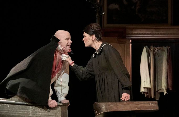 Martin Matejka jako Johan a Marie Turková v roli majitelky vetešnictví.