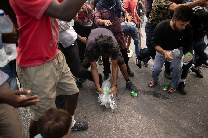 Migranti z tábora Moria na ostrově Lesbos.