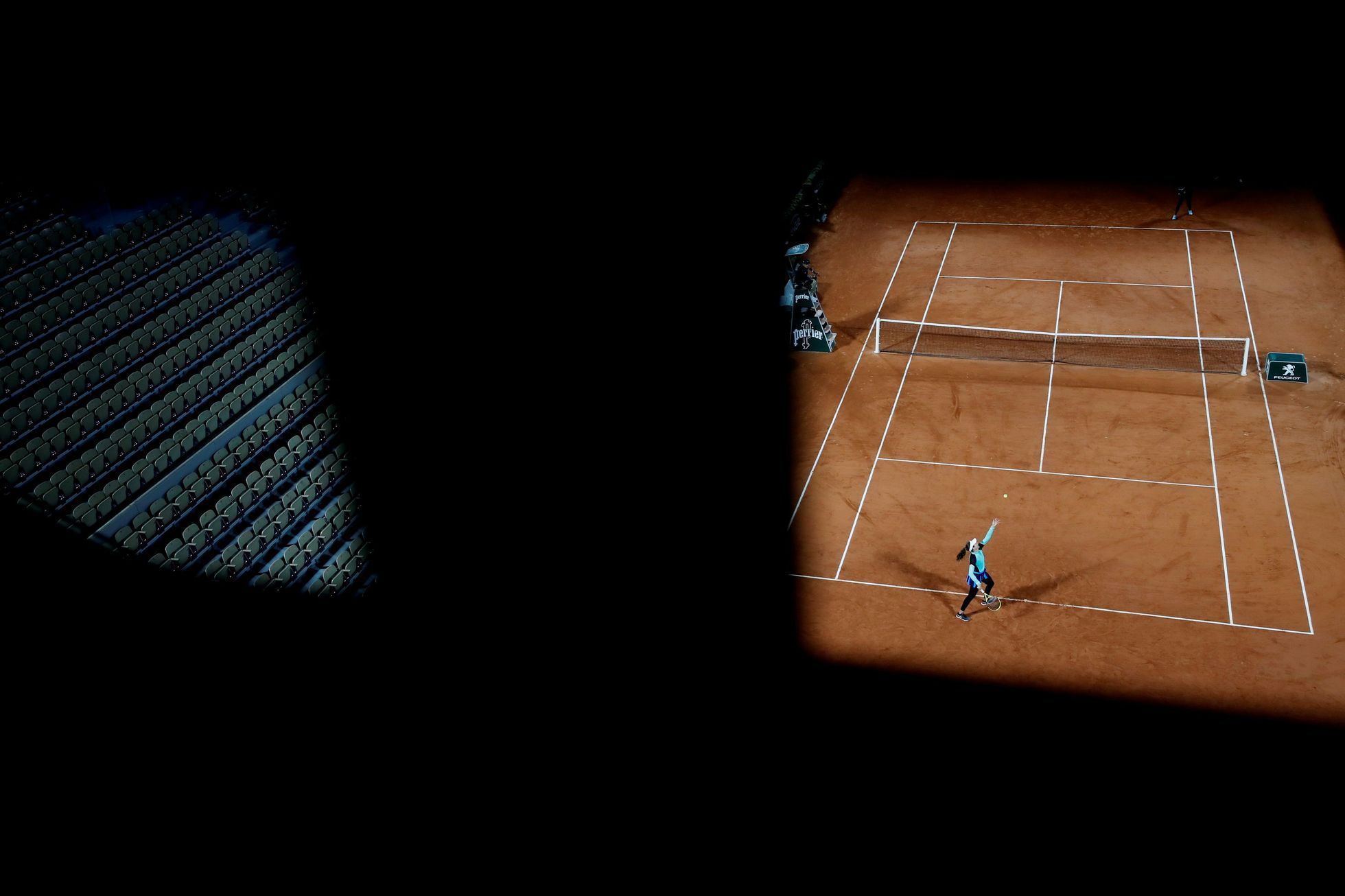 Nejhezčí fotky Reuters 2020 - Pohled na kurt během zápasu French Open