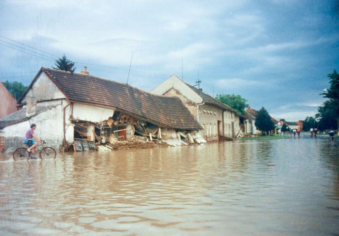 Archivní snímek z povodní v roce 1997, které postihly třetinu země, nejvíce Moravu a východní Čechy.