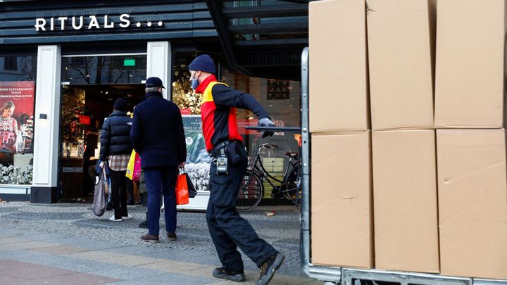 Rozvážejí jídlo a dárky, spí jen pár hodin. Kurýři v Koreji umírají vyčerpáním