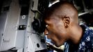 April 25, 2011 - Fort Lauderdale, Florida, U.S. - -- Fort Lauderdale, Fla. -- Lieutenant Commander Melvin Smith, executive officer, spots a cargo ship through the periscope in the control room of the USS Annapolis (SSN 760), a S6G nuclear reactor powered fast attack submarine, sailing to Port Everglades in Fort Lauderdale on Monday. The USS Annapolis measures 362 ft. in length and 33 ft. at the beam, a diving depth of over 400 ft., 27+ mph, 12 vertical launch missile tubes, 4 torpedo tubes, and a crew of 130 enlisted submariners. The submarine was commissioned April 11, 1992 with its homeport in Groton, Connecticut. USS Annapolis sailed to the 21st Anniversary of Fleet Week at Port Everglades, Fort Lauderdale. (Credit Image: © Gary Coronado/The Palm Beach Post) ( automatický překlad do češtiny )