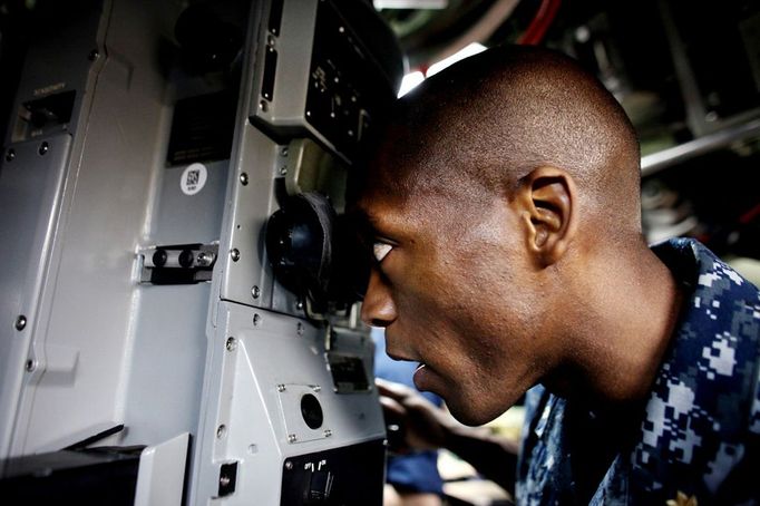 April 25, 2011 - Fort Lauderdale, Florida, U.S. - -- Fort Lauderdale, Fla. -- Lieutenant Commander Melvin Smith, executive officer, spots a cargo ship through the periscope in the control room of the USS Annapolis (SSN 760), a S6G nuclear reactor powered fast attack submarine, sailing to Port Everglades in Fort Lauderdale on Monday. The USS Annapolis measures 362 ft. in length and 33 ft. at the beam, a diving depth of over 400 ft., 27+ mph, 12 vertical launch missile tubes, 4 torpedo tubes, and a crew of 130 enlisted submariners. The submarine was commissioned April 11, 1992 with its homeport in Groton, Connecticut. USS Annapolis sailed to the 21st Anniversary of Fleet Week at Port Everglades, Fort Lauderdale. (Credit Image: © Gary Coronado/The Palm Beach Post) ( automatický překlad do češtiny )