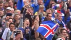 Islanďané v Reykjavíku se radují z vyrovnávacího gólu v síti Anglie