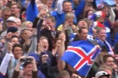 Island se raduje ze slavné výhry. Pozadu nezůstal ani jeho fotbalem posedlý komentátor