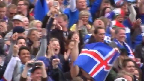 Island se raduje ze slavné výhry. Pozadu nezůstal ani jeho fotbalem posedlý komentátor