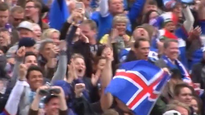 V islandské metropoli Reykjavíku se sešli fanoušci, aby sledovali slavnou výhru svého týmu nad Anglií v osmifinále Eura.