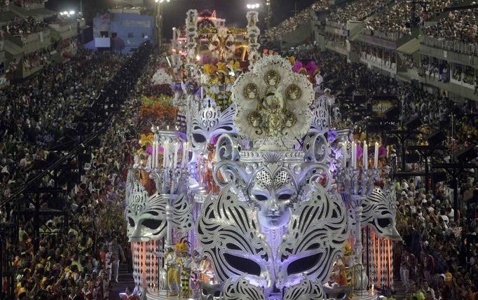 Revellers of the Salgueiro samba school participate on the first night of the annual carnival parade in Rio de Janeiro's Sambadrome, February 10, 2013. REUTERS/Ricardo Moraes (BRAZIL - Tags: SOCIETY) Published: Úno. 11, 2013, 3:05 dop.