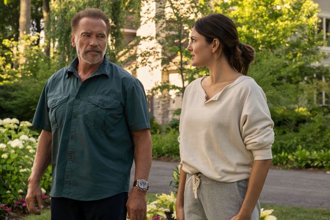 Arnold Schwarzenegger jako Luke Brunner a Monica Barbaro v roli Emmy Brunner.