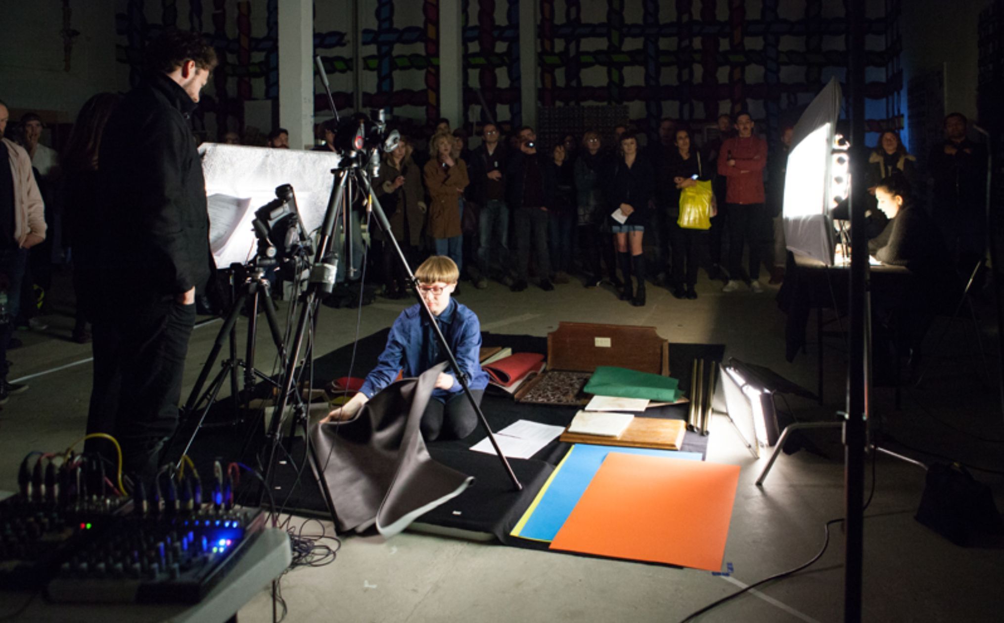 Věštění z noční oblohy částečně zakryté mraky