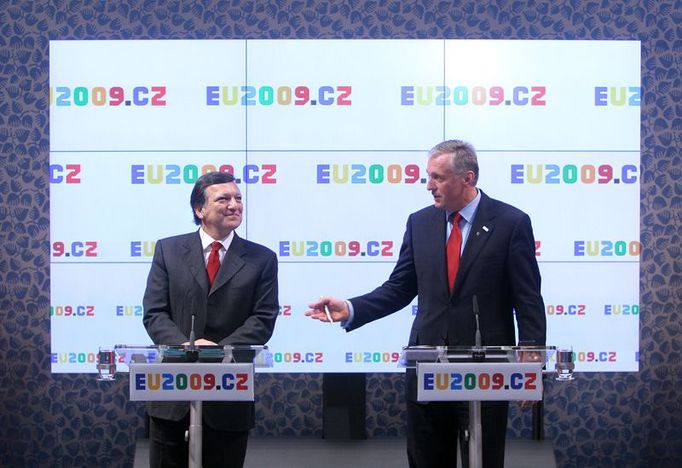 José Manuel Barroso a Mirek Topolánek na tiskové konferenci ve Strakově akademii