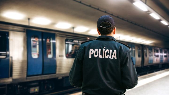 Během protestů v Bratislavě zadrželi devět lidí. Policie pátrá po dalších výtržnících; Zdroj foto: Shutterstock