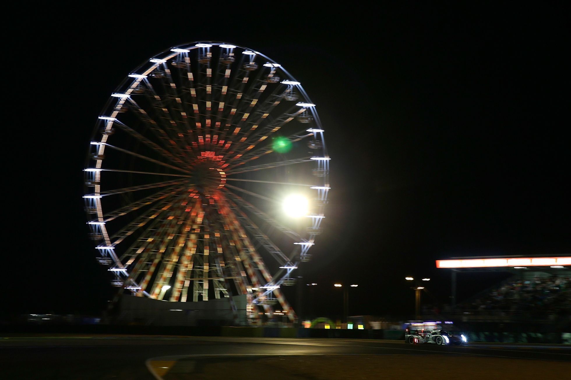 24 hodin Le Mans 2013: Le Mans v noci