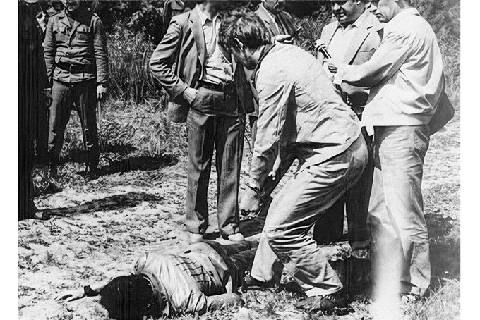 Paweł Tuchlin při policejní rekonstrukci místa činu během vyšetřování, Polsko, 1983, ukazuje, jak brutálně napadal své oběti.