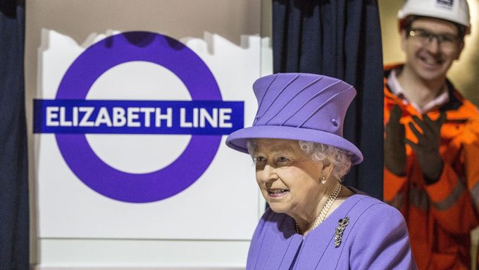 Britská královna Alžběta II. na prohlídce budované Elizabeth Line.