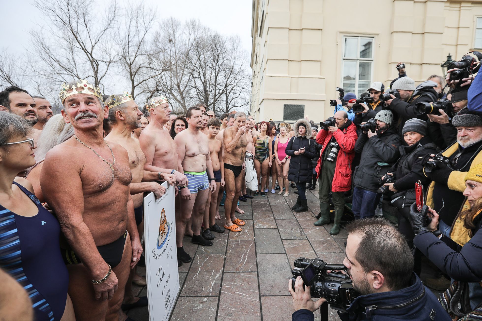 Tříkrálová plavba otužilců pod Karlovým mostem