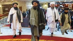 Vůdce Tálibánu Abdal Ghání Baradár (uprostřed) na snímku odchází z jednání v Moskvě letos 18.března.