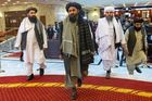 Vůdce Tálibánu Abdal Ghání Baradár (uprostřed) odchází z jednání v Moskvě letos 18. března.