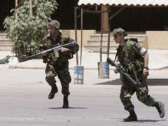 Libanonští vojáci před táborem Nahr Bárid