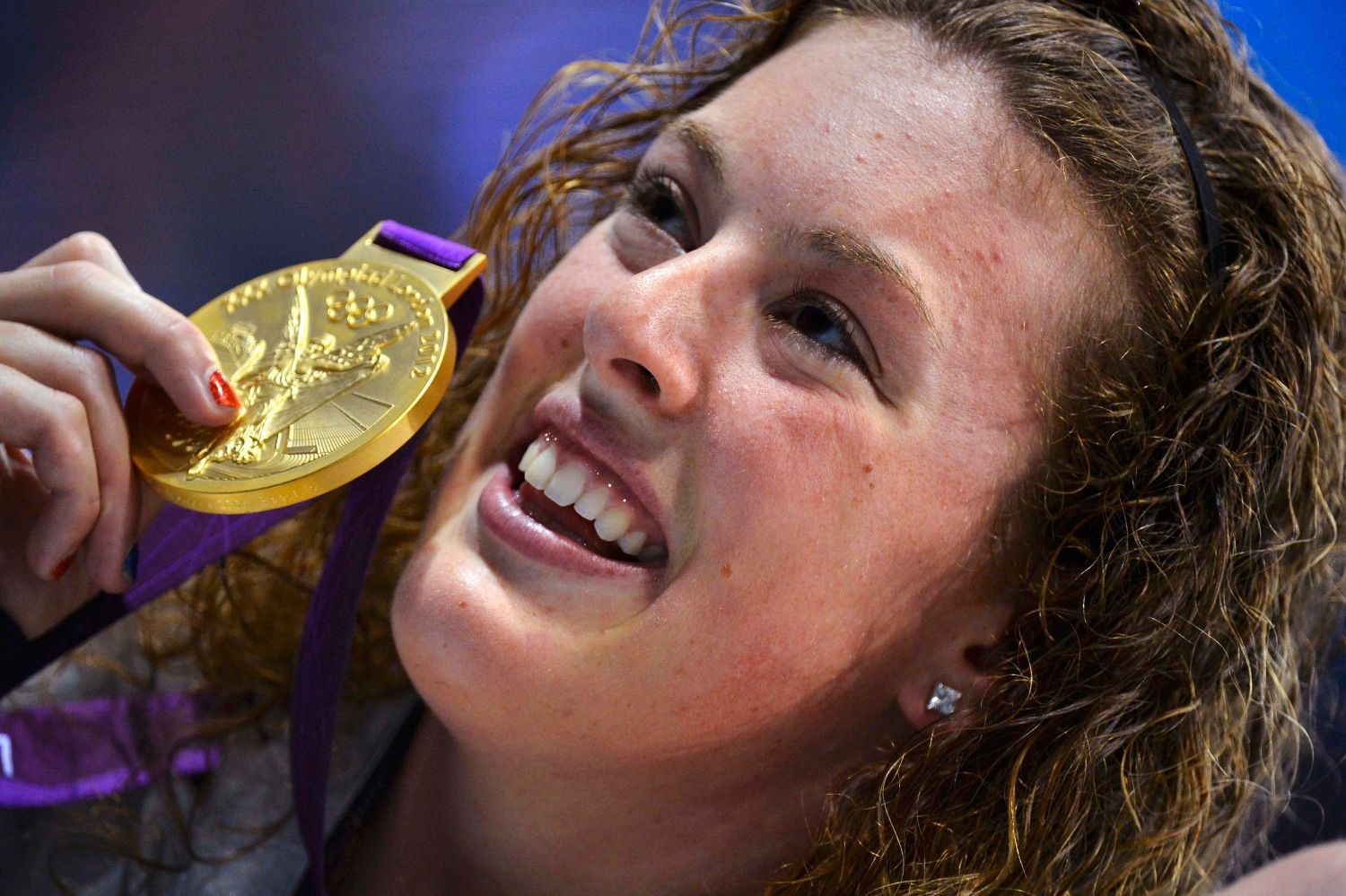 Americká plavkyně Allison Schmittová pózuje se zlatou medailí za 200 metrů volným stylem na OH 2012 v Londýně.