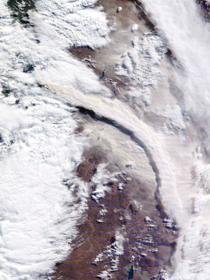 Kouřová vlečka na snímku ukazujícím erupci chilské sopky.