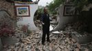 Wang Zhenjun, 62, gestures as he speaks to journalists in front of his damaged house after Saturday's earthquake in Lushan county, April 22, 2013. Rescuers struggled to reach a remote, rural corner of southwestern China on Sunday as the toll of the dead and missing from the country's worst earthquake in three years climbed to 208 with almost 1,000 serious injuries. The 6.6 magnitude quake struck in Lushan county, near the city of Ya'an in the southwestern province of Sichuan, close to where a devastating 7.9 quake hit in May 2008, killing 70,000. REUTERS/Aly Song (CHINA - Tags: DISASTER SOCIETY) Published: Dub. 22, 2013, 3:43 dop.